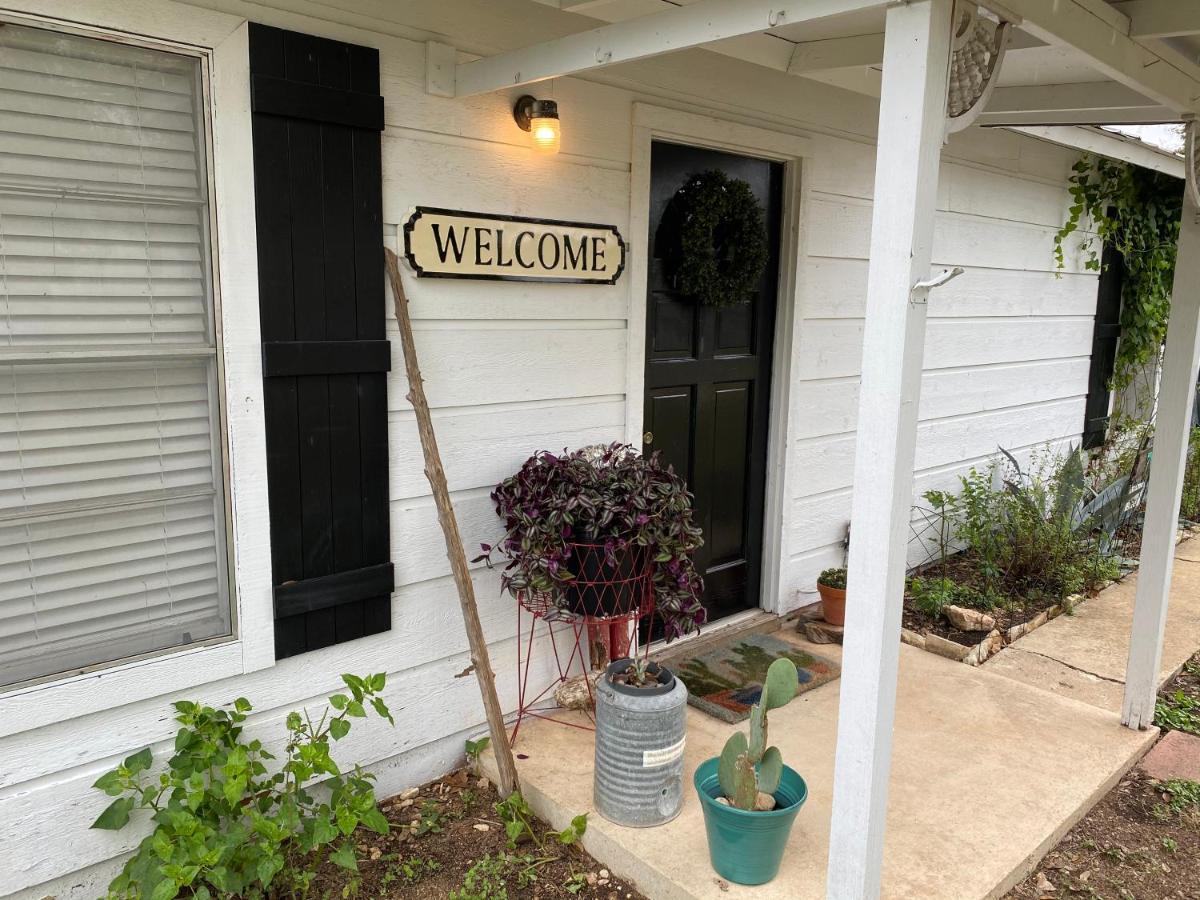 Pecan St. Parlor Haus Downtown Bandera, Tx Exterior photo